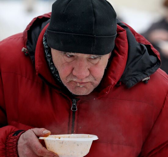 Handing out free lunches to homeless in Vladivostok