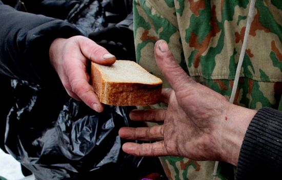 Handing out free lunches to homeless in Vladivostok
