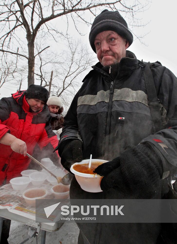 Handing out free lunches to homeless in Vladivostok