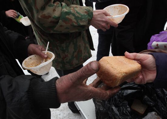 Handing out free lunches to homeless in Vladivostok