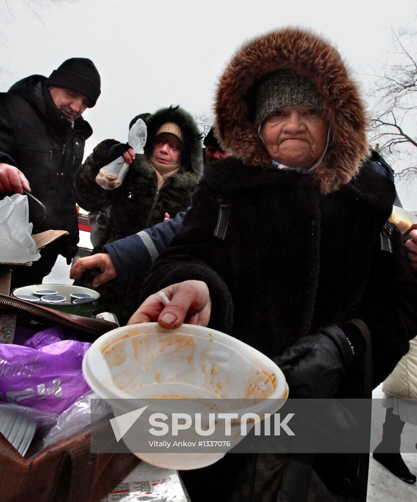 Handing out free lunches to homeless in Vladivostok