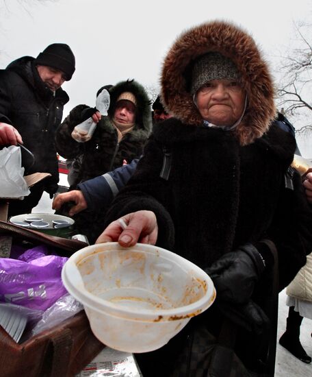Handing out free lunches to homeless in Vladivostok