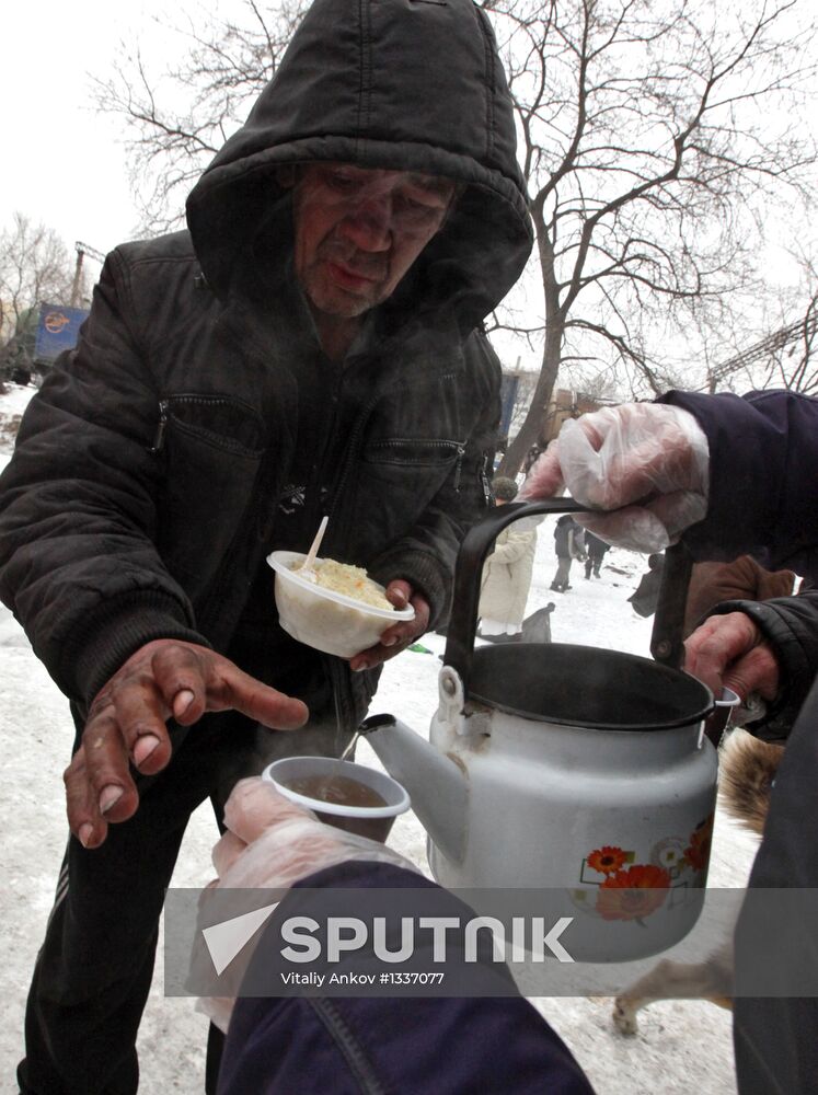 Handing out free lunches to homeless in Vladivostok