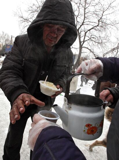 Handing out free lunches to homeless in Vladivostok