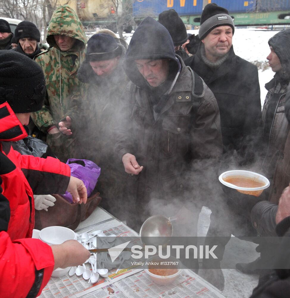 Handing out free lunches to homeless in Vladivostok