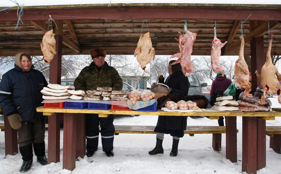 Roadside sales in Shischitsy village