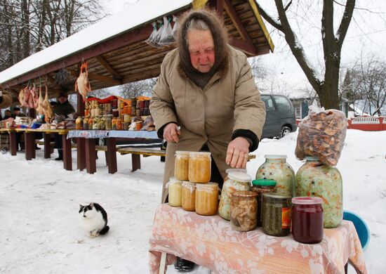 Roadside sales in Shischitsy village