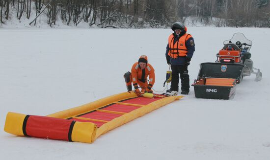 Emergencies ministry classes on safety during Epiphany bathing