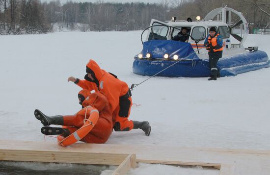 Emergencies ministry classes on safety during Epiphany bathing