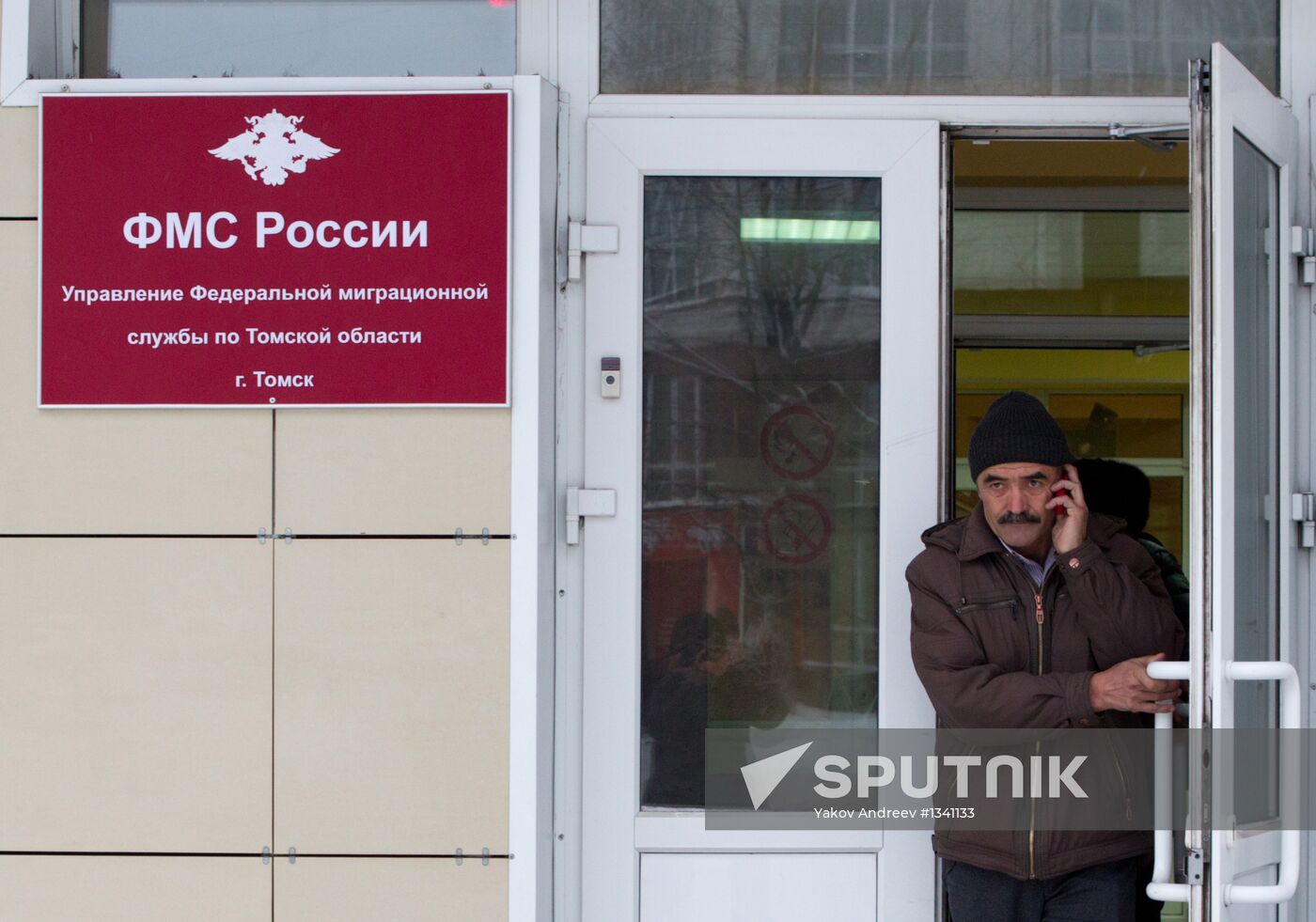 Migrants get papers in Federal Migration Service, Tomsk