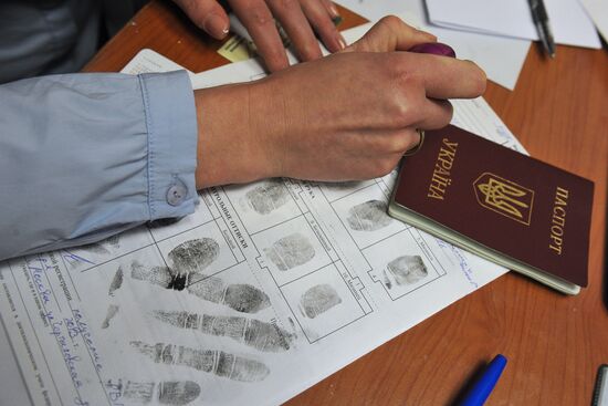 Issuing residence and temporary residence permits