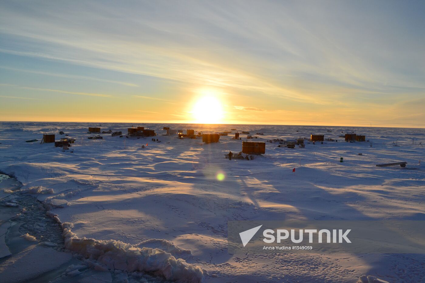 Russian polar explorers start setting up SP-40 drifting station