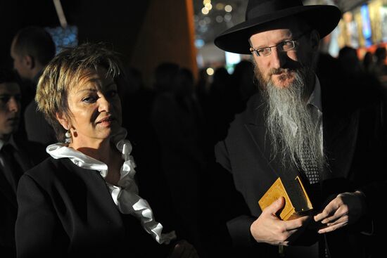 Lighting candles in memory of Holocaust victims