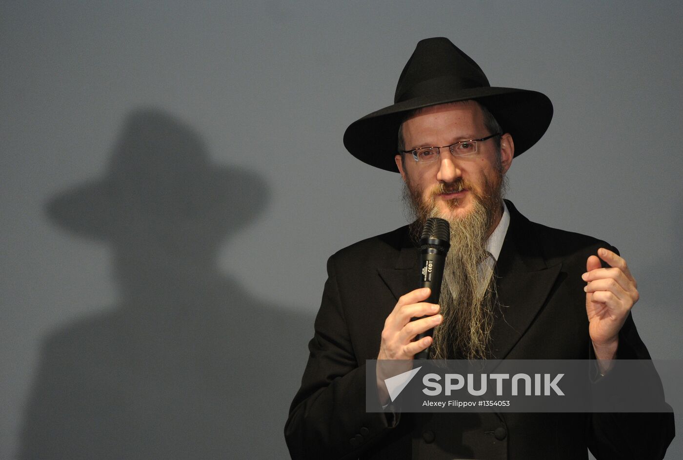 Lighting candles in memory of Holocaust victims