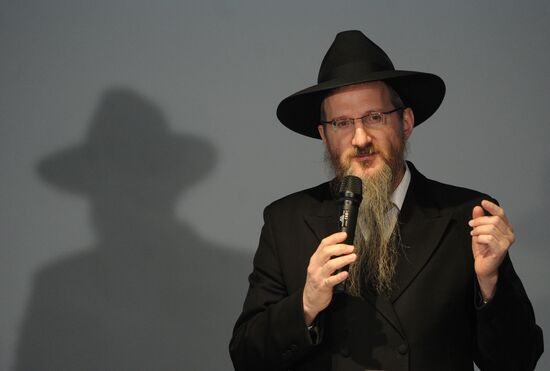 Lighting candles in memory of Holocaust victims