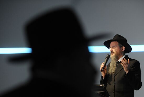 Lighting candles in memory of Holocaust victims