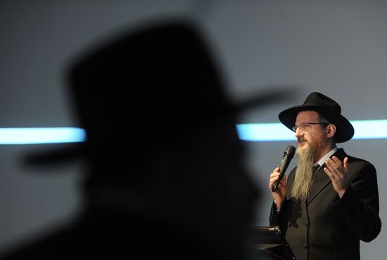 Lighting candles in memory of Holocaust victims