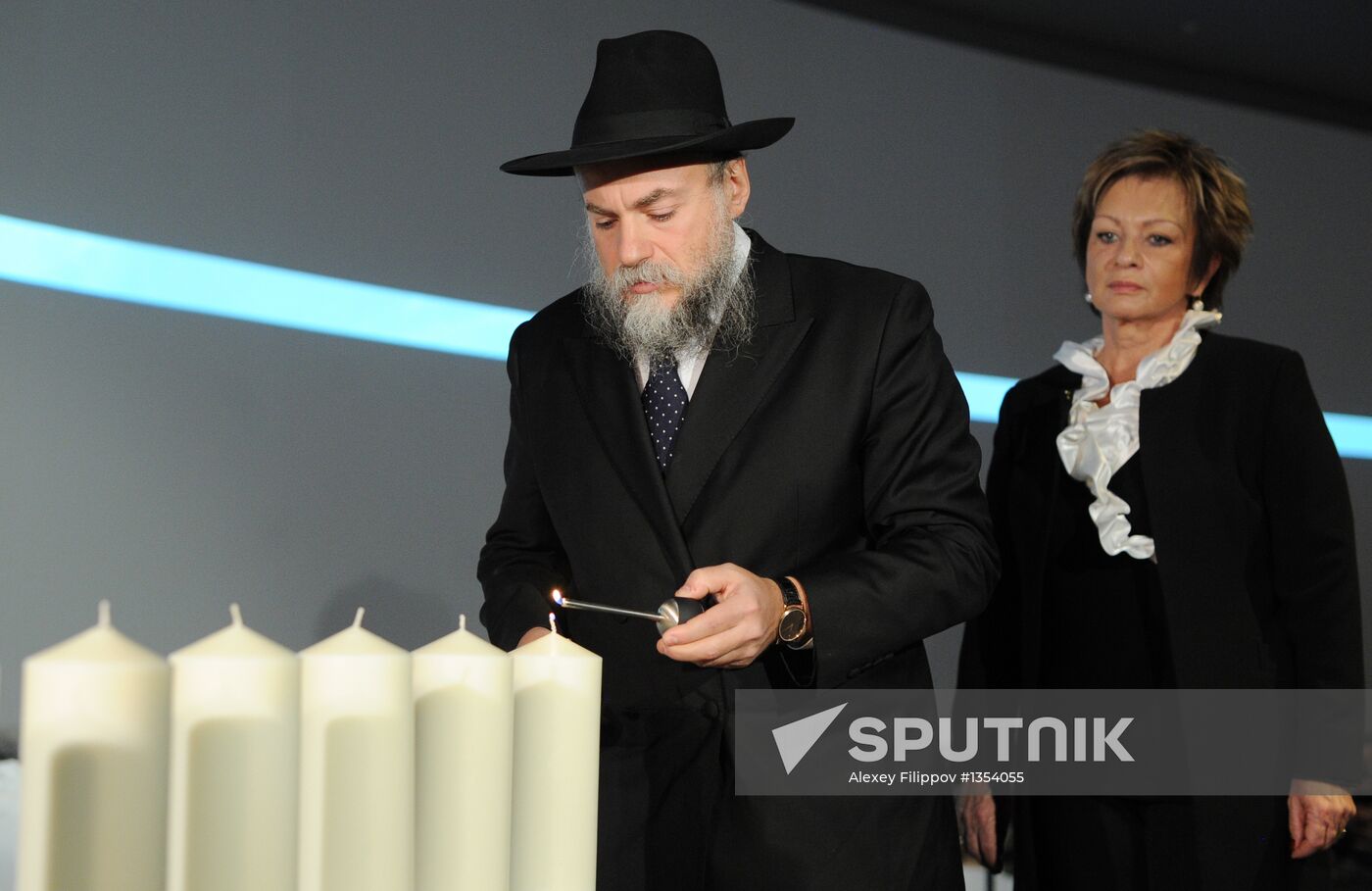 Lighting candles in memory of Holocaust victims