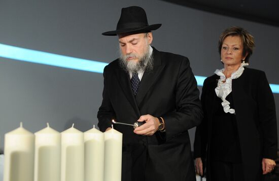 Lighting candles in memory of Holocaust victims