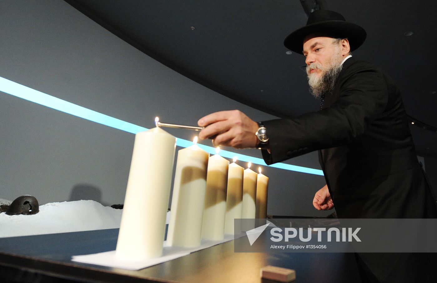Lighting candles in memory of Holocaust victims