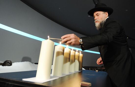 Lighting candles in memory of Holocaust victims