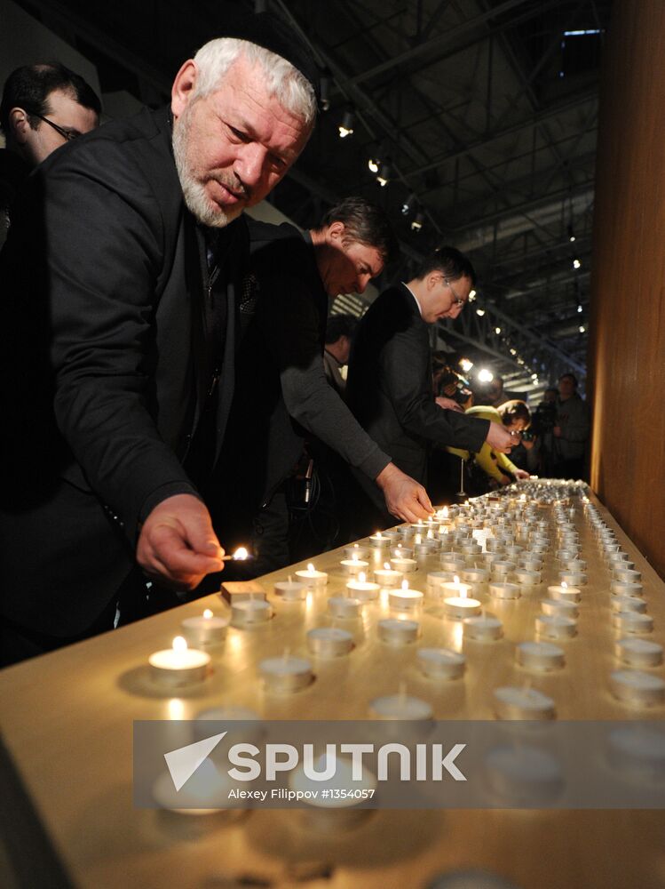 Lighting candles in memory of Holocaust victims