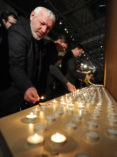 Lighting candles in memory of Holocaust victims