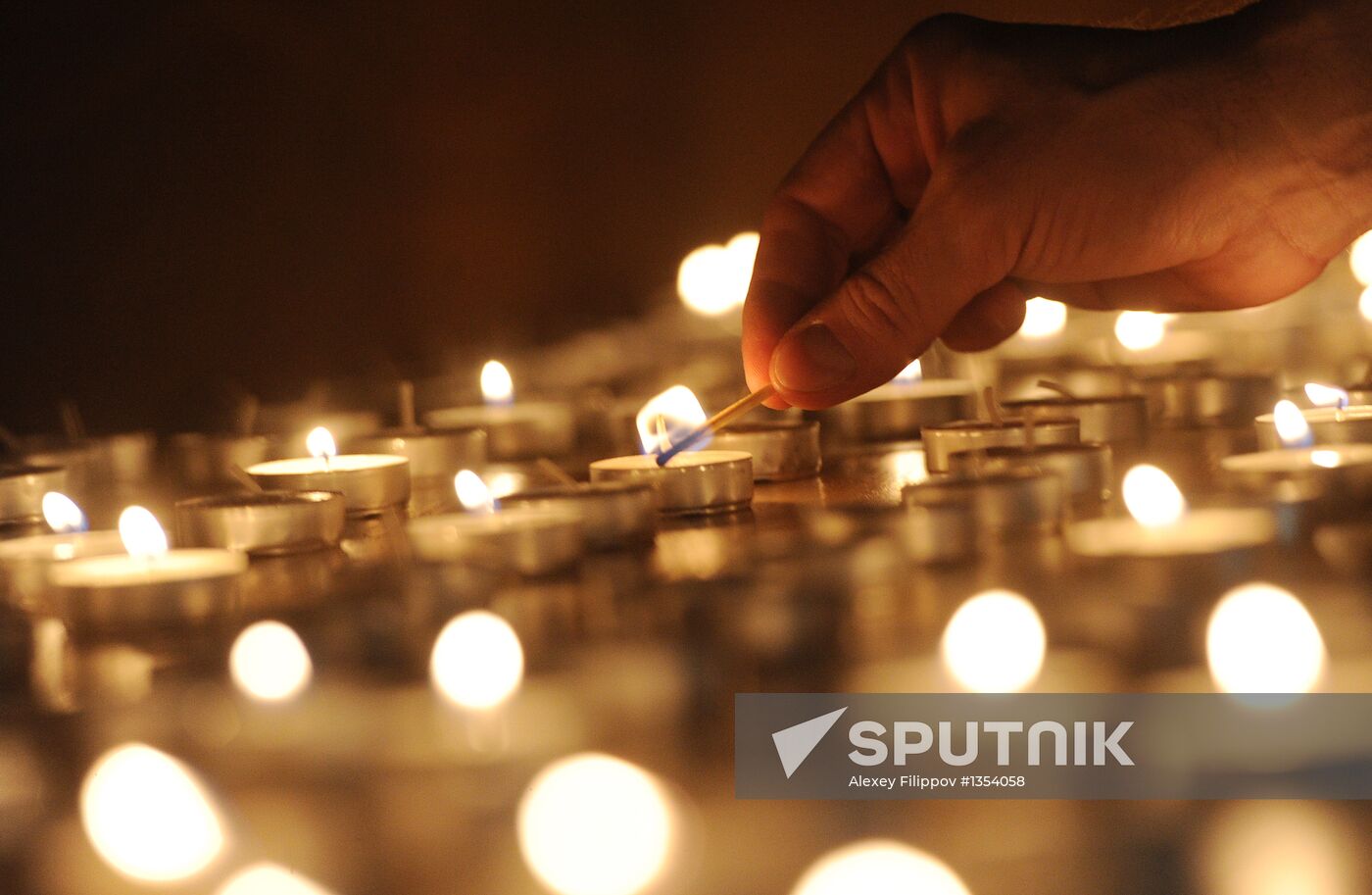 Lighting candles in memory of Holocaust victims