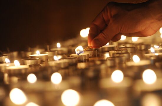 Lighting candles in memory of Holocaust victims
