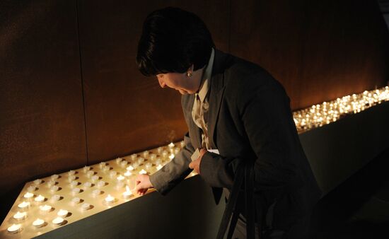 Lighting candles in memory of Holocaust victims