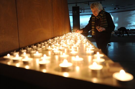 Lighting candles in memory of Holocaust victims