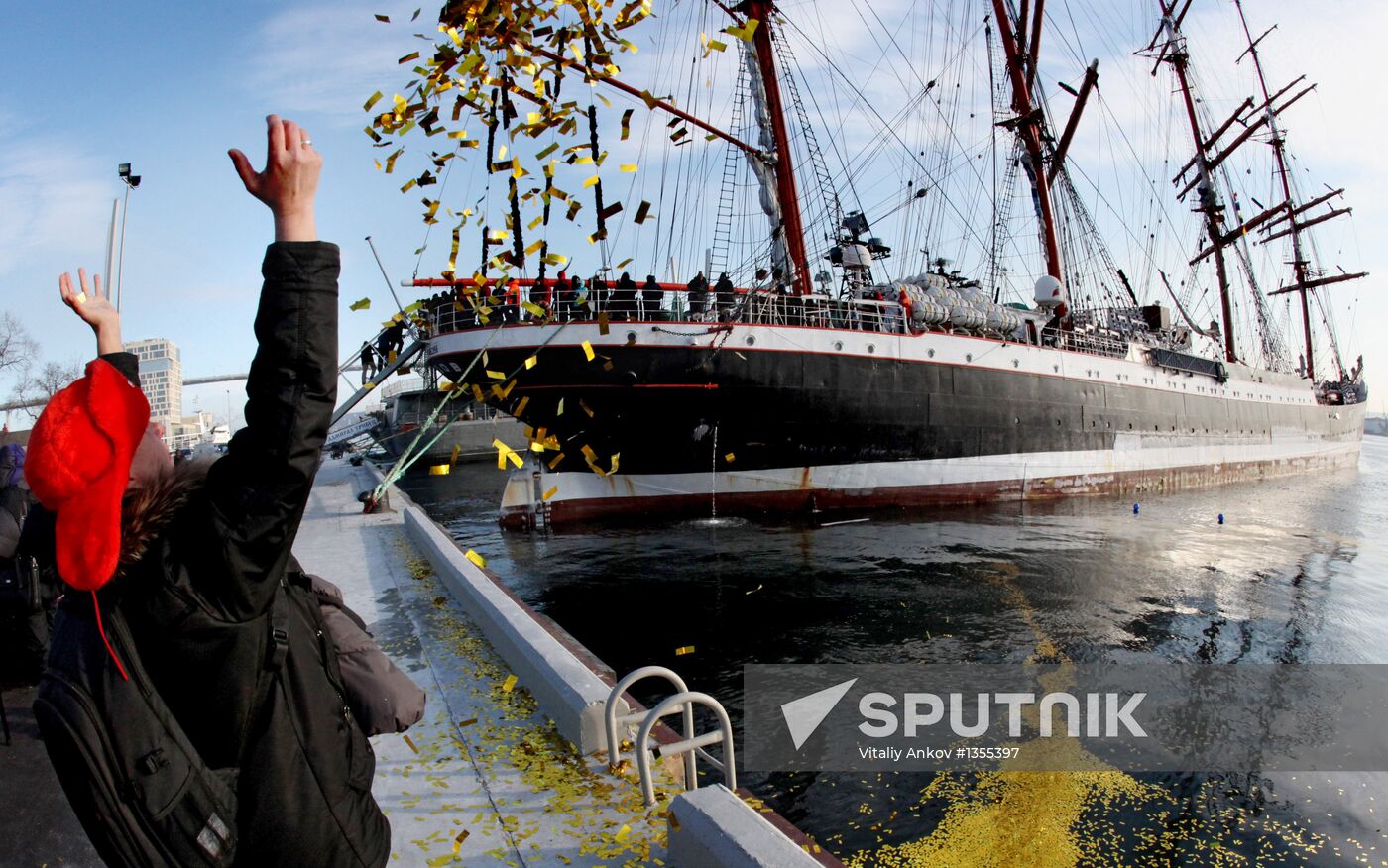 Bark Sedov arrives in Vladivostok