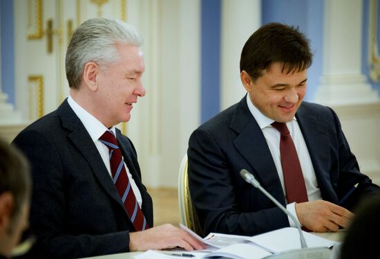 A meeting on International Finance Center