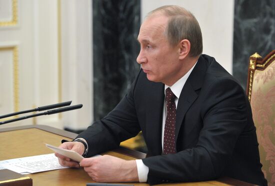 Vladimir Putin chairs meeting with envoys to federal districts