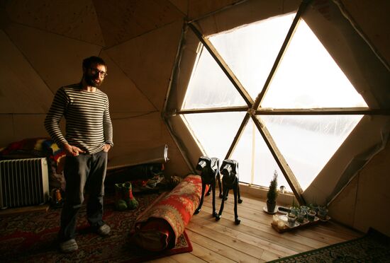 Resident of Novosibirsk builds a round house