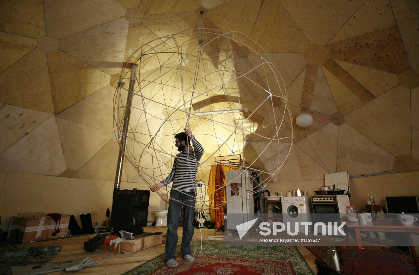 Resident of Novosibirsk builds a round house