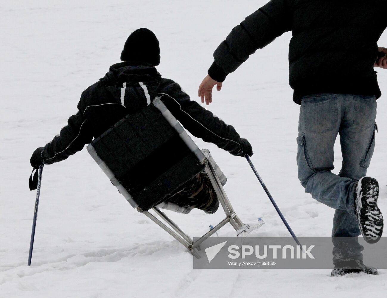 Disabled people training on the sit ski