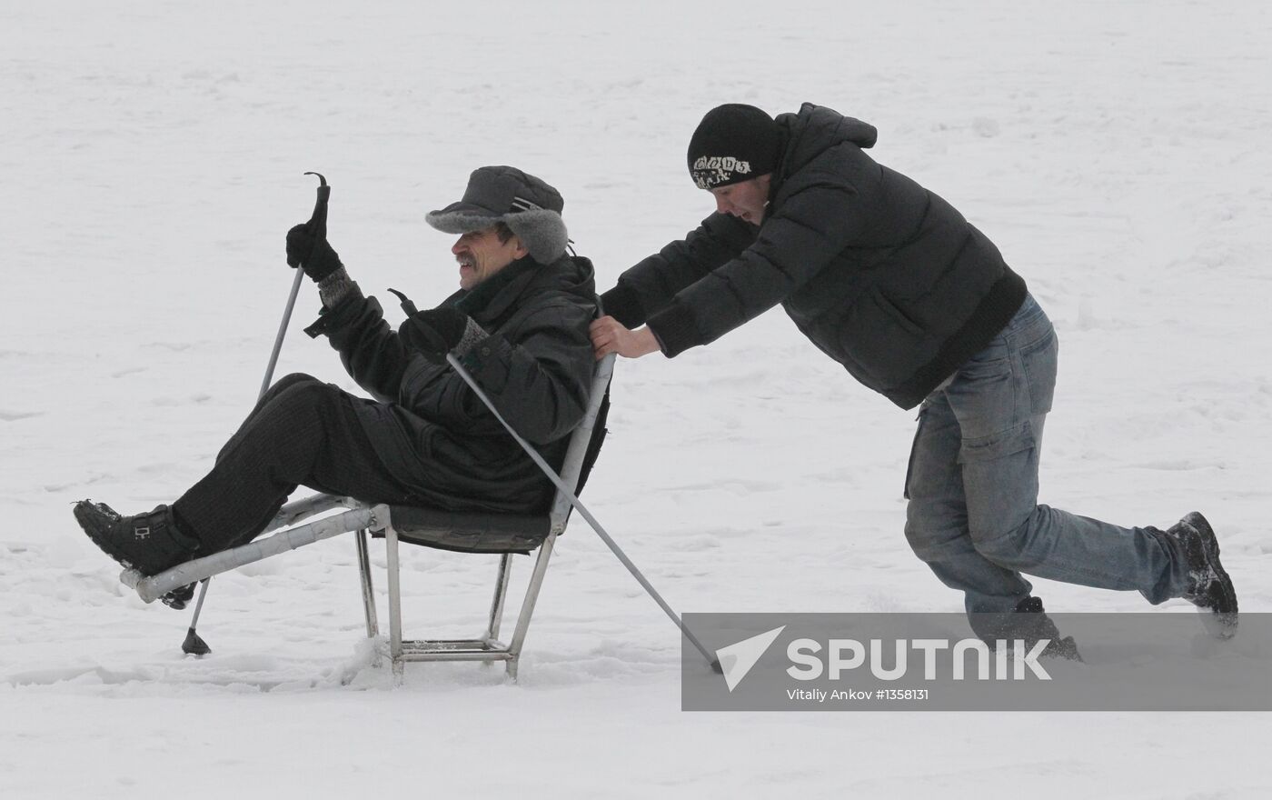Disabled people training on the sit ski