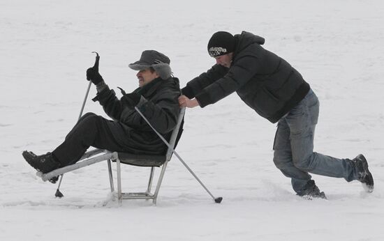 Disabled people training on the sit ski