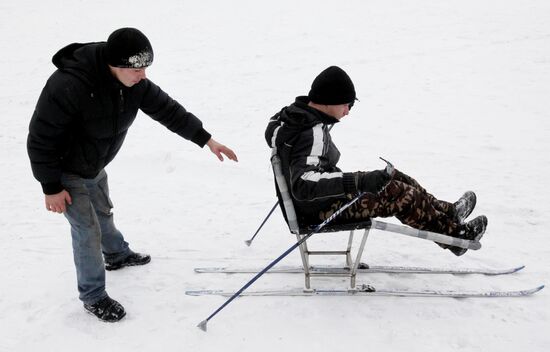 Disabled people training on the sit ski