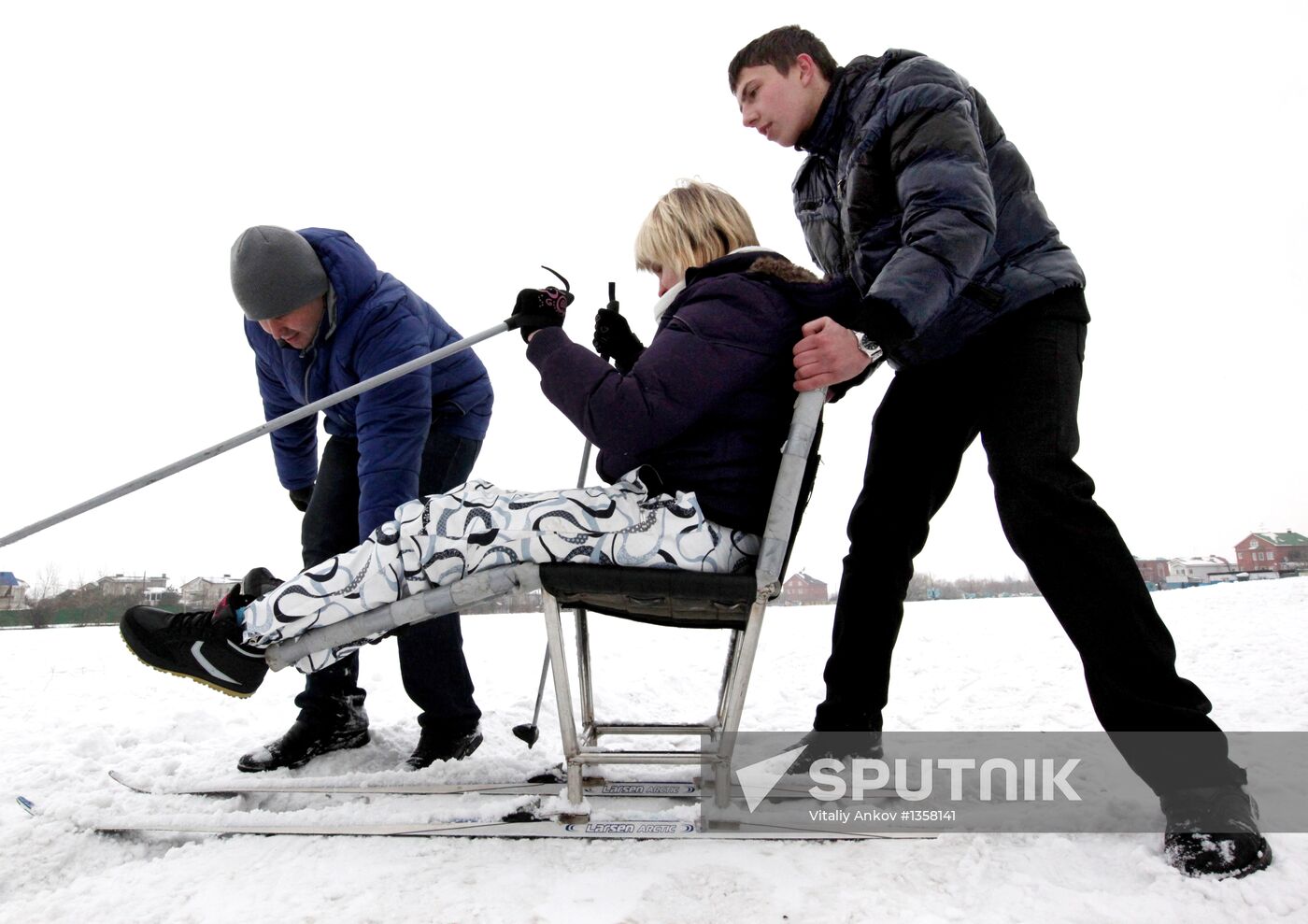 Disabled people training on the sit ski