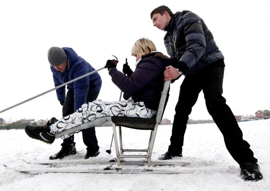 Disabled people training on the sit ski