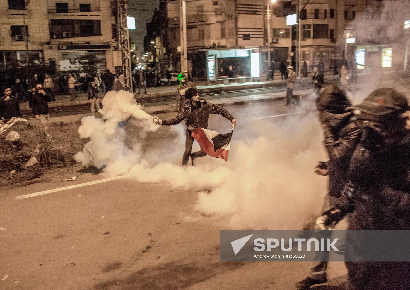 Protesters clash with police in Cairo