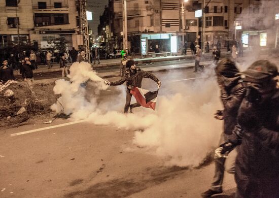 Protesters clash with police in Cairo