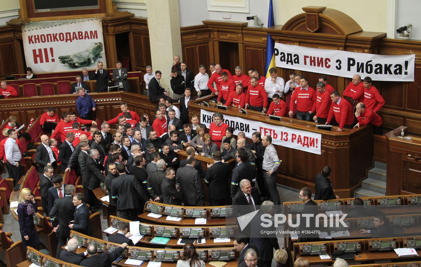 Work of Ukrainian parliament blocked by opposition