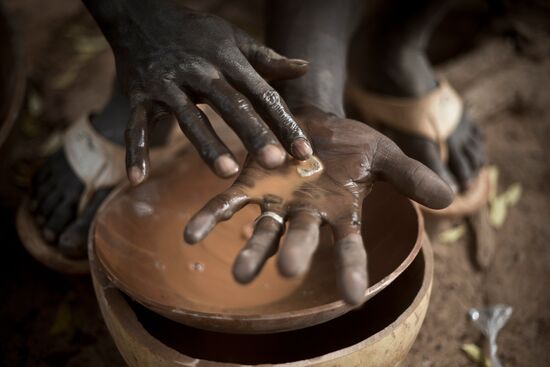 Gold panning in Mali