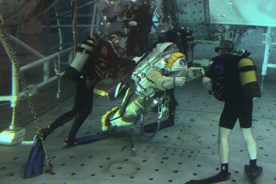 Training of cosmonauts Yelena Serova and Alexander Samokutyayev