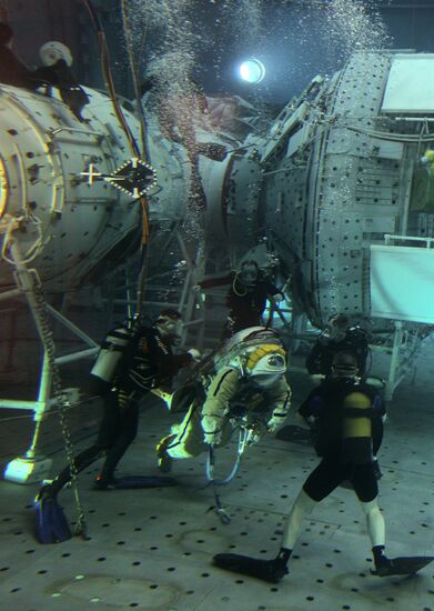 Training of cosmonauts Yelena Serova and Alexander Samokutyayev