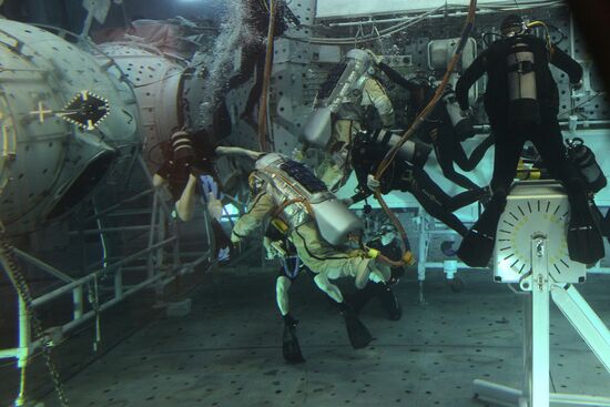 Training of cosmonauts Yelena Serova and Alexander Samokutyayev