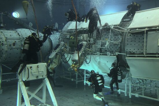 Training of cosmonauts Yelena Serova and Alexander Samokutyayev